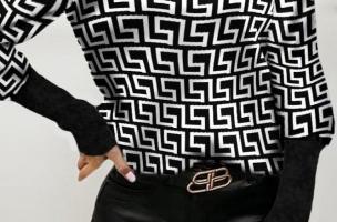 Елегантна блуза с геометричен принт и декоративно деколте VENITYA, черна