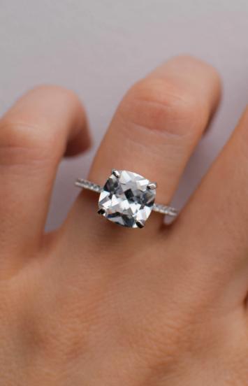 Сребърен пръстен с кристали, цвят сребро.