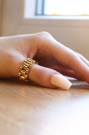 Елегантен пръстен, цвят злато.