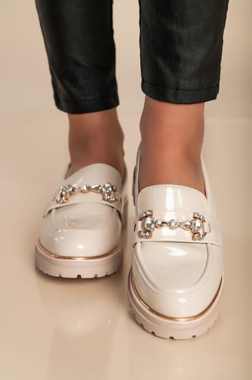 Елегантни лачени обувки с метален детайл, бежови